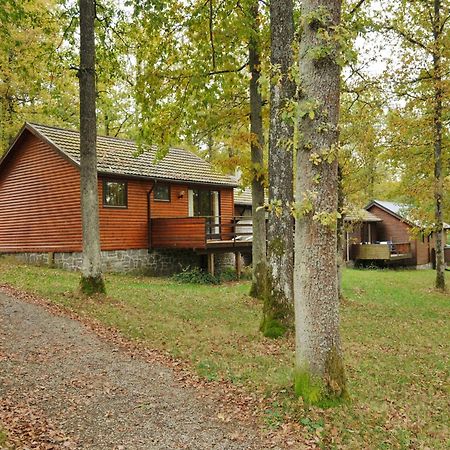 Cozy, Wooden Chalet With Deck Heure Екстер'єр фото