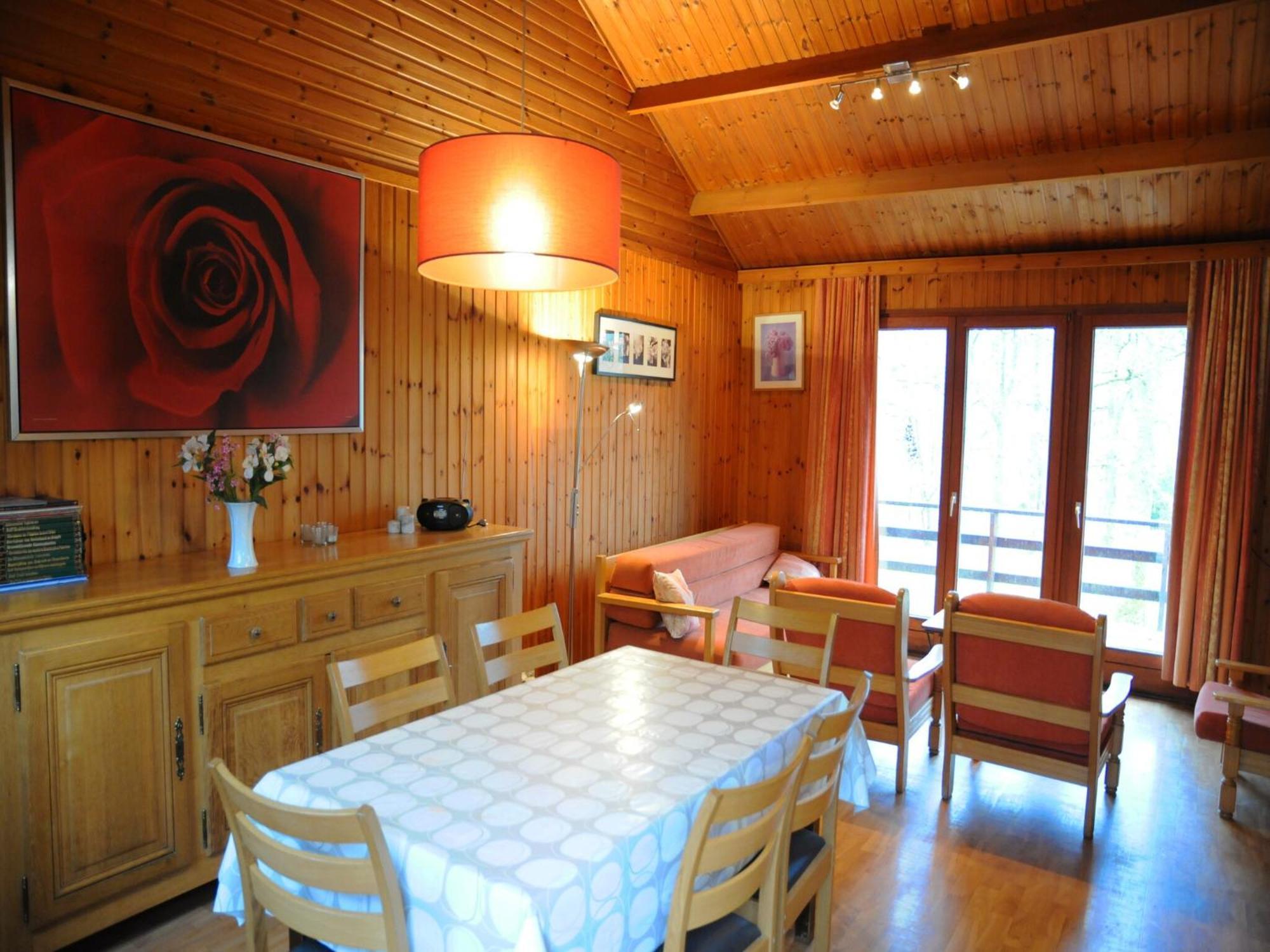 Cozy, Wooden Chalet With Deck Heure Екстер'єр фото