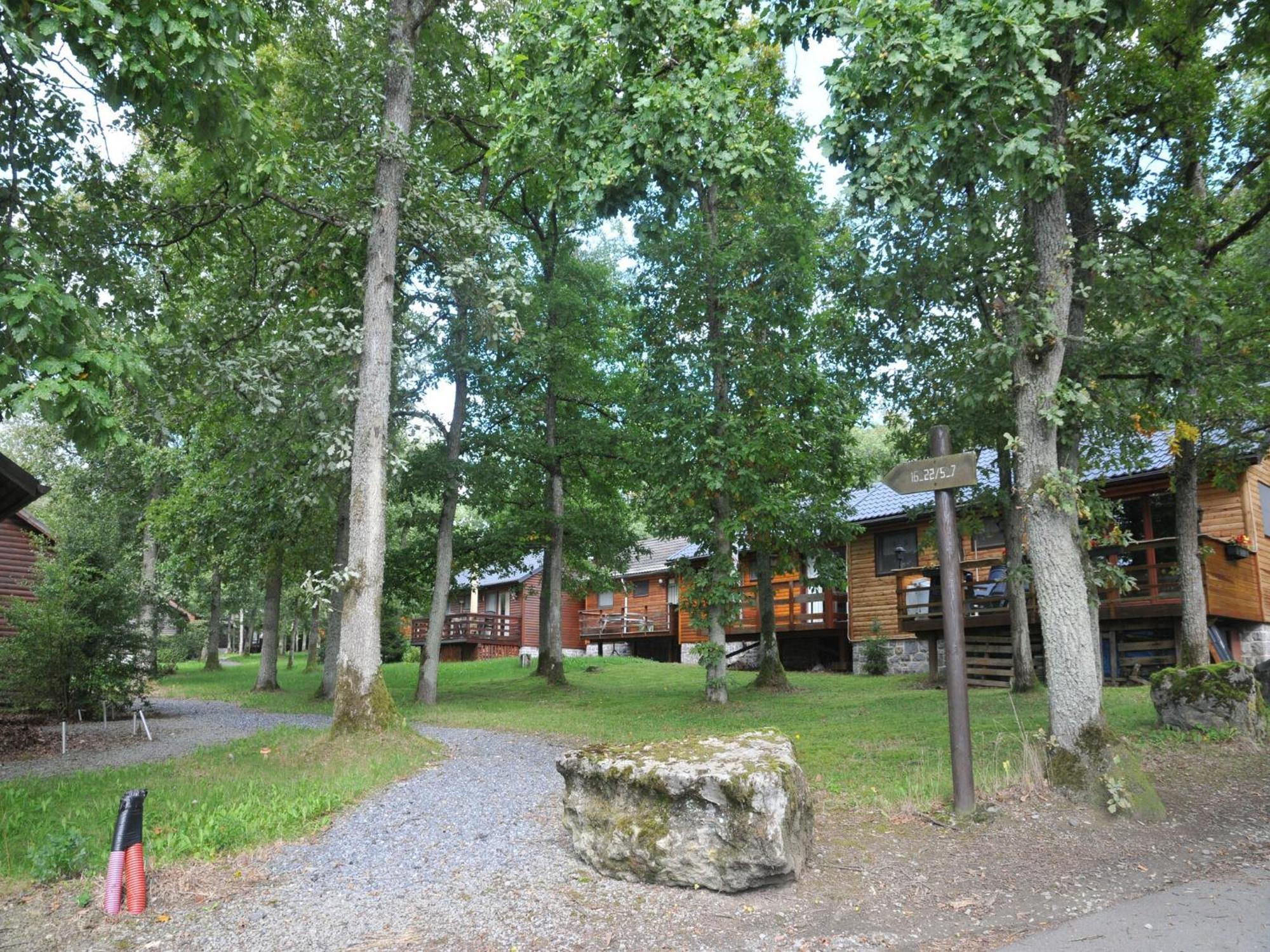 Cozy, Wooden Chalet With Deck Heure Екстер'єр фото