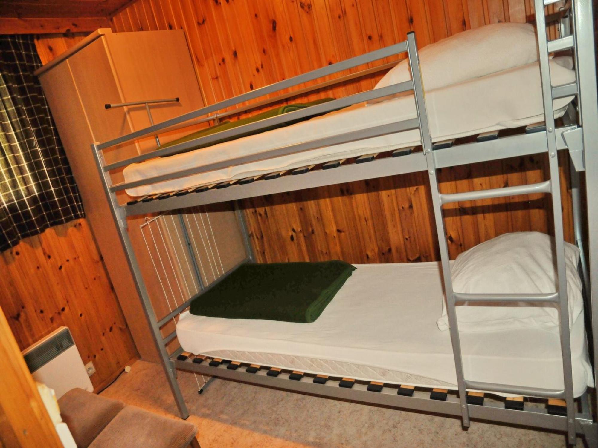 Cozy, Wooden Chalet With Deck Heure Екстер'єр фото