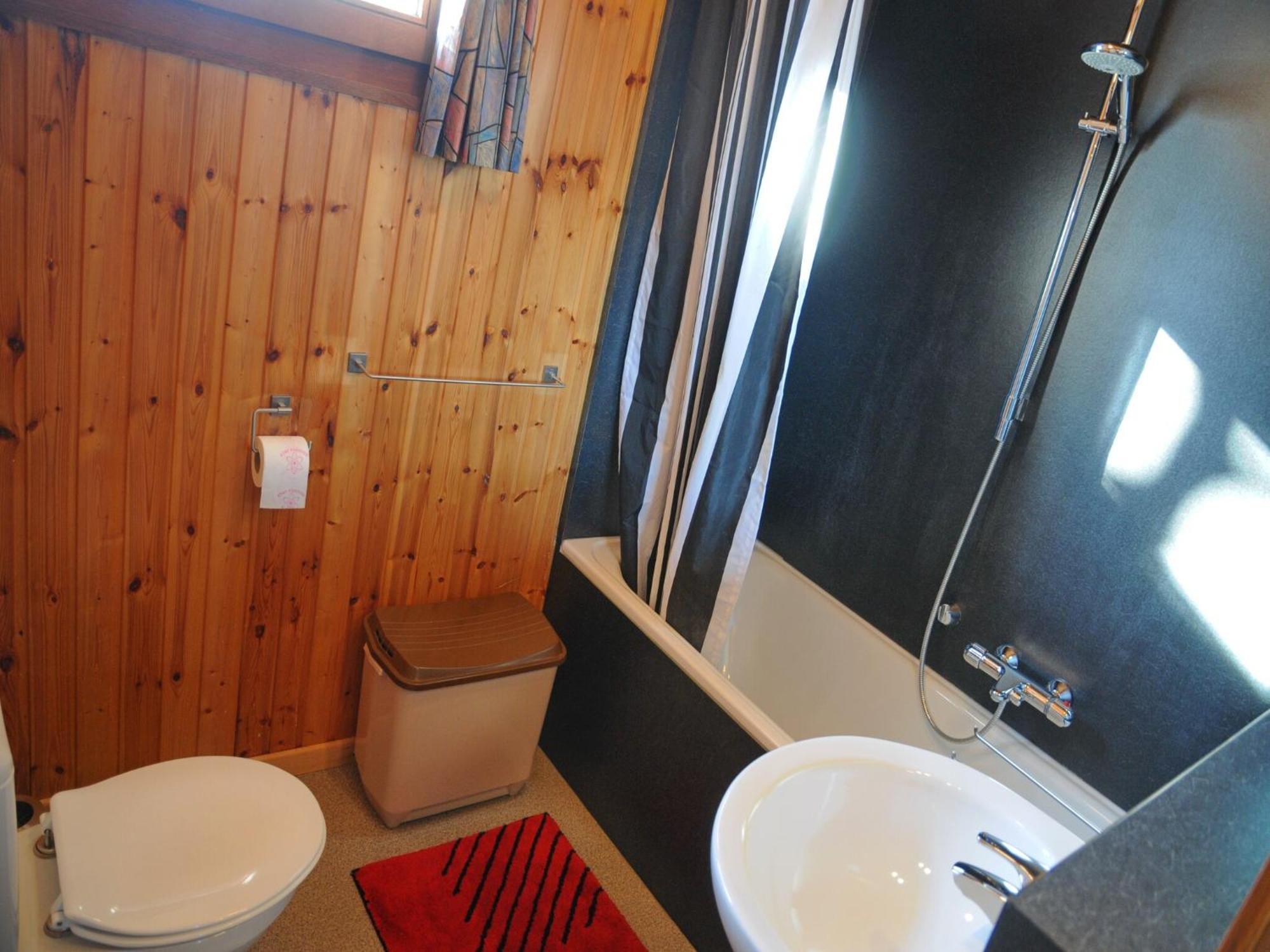 Cozy, Wooden Chalet With Deck Heure Екстер'єр фото