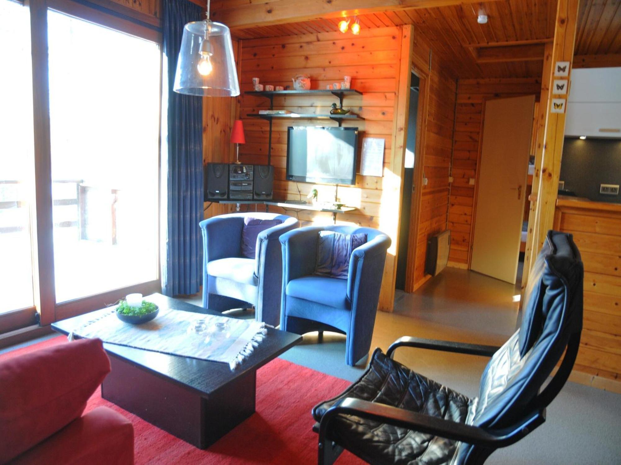 Cozy, Wooden Chalet With Deck Heure Екстер'єр фото