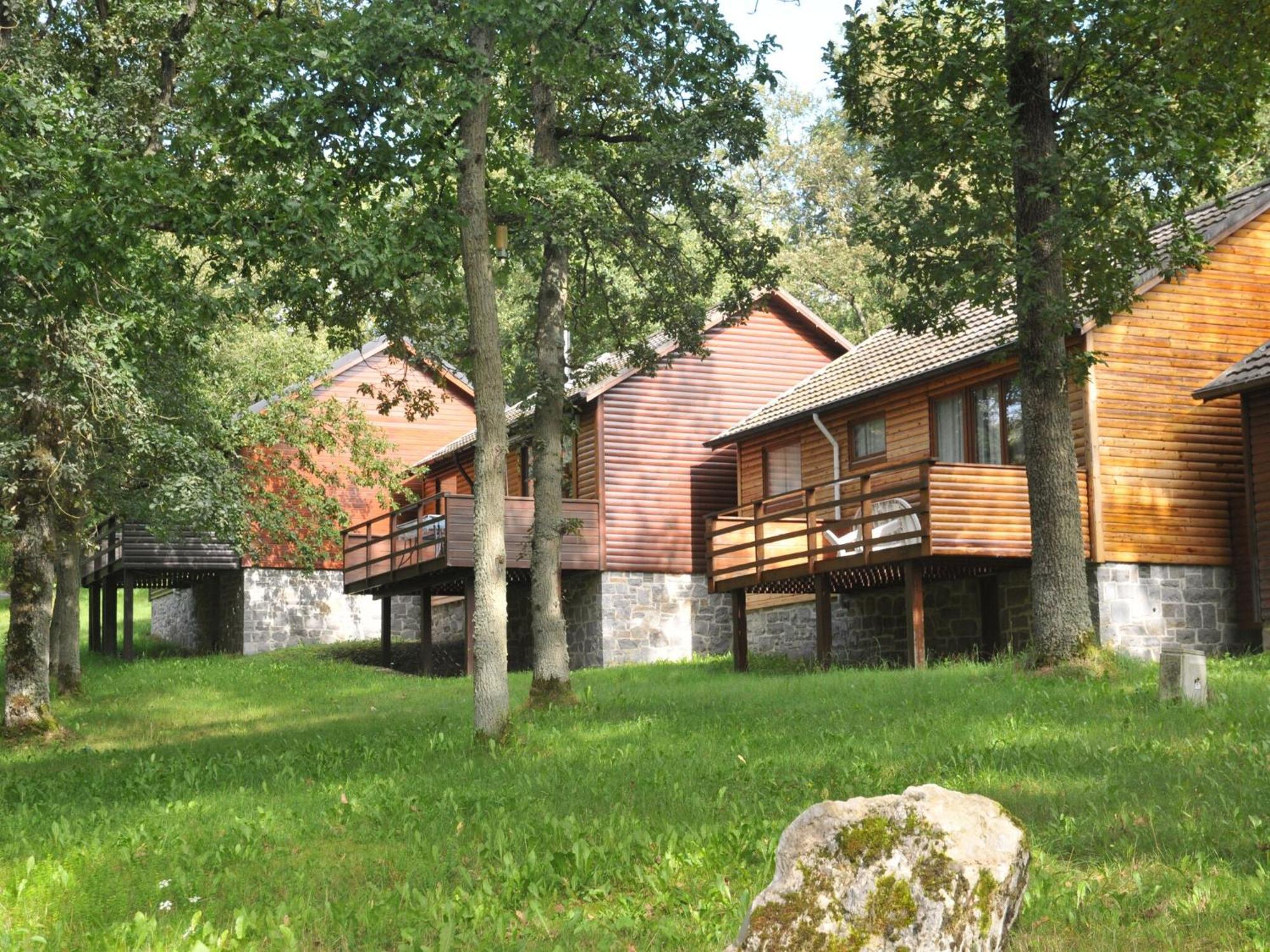 Cozy, Wooden Chalet With Deck Heure Екстер'єр фото