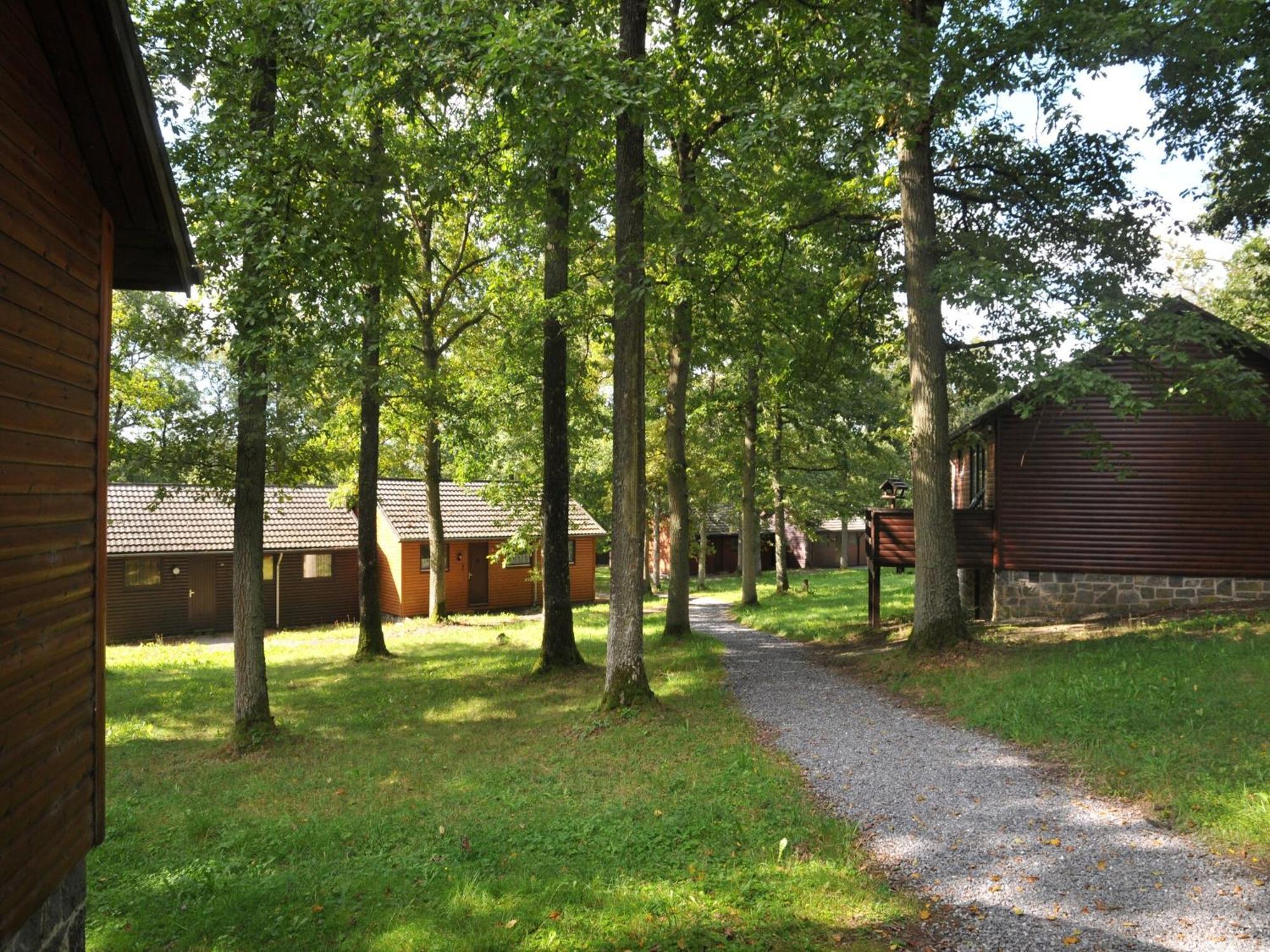 Cozy, Wooden Chalet With Deck Heure Екстер'єр фото